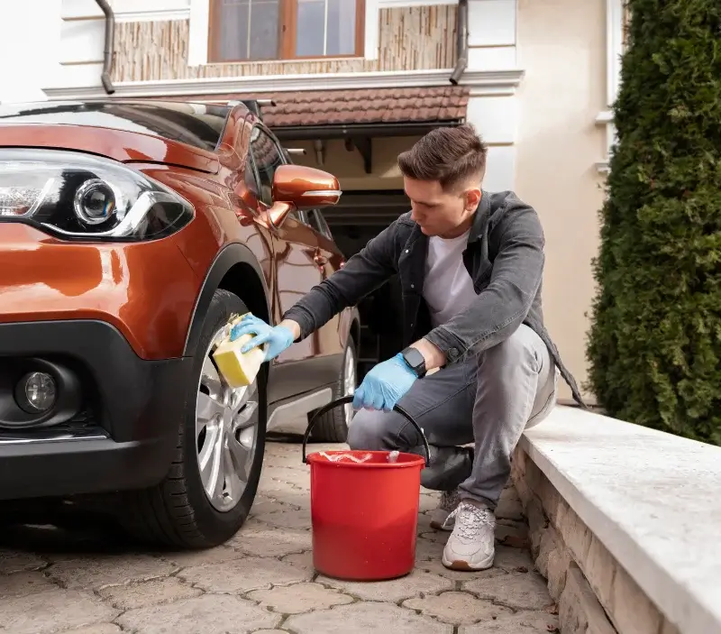 Lavage auto à domicile Parigné : professionnel intervenant sur un véhicule
